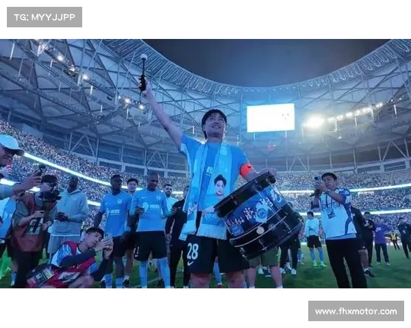 大连英博赛后致敬费煜:队长袖标与球迷 TIFO 见证老将完美谢幕 大连英博赛后致敬费煜:队长袖标与球迷 TIFO 见证老将完美谢幕